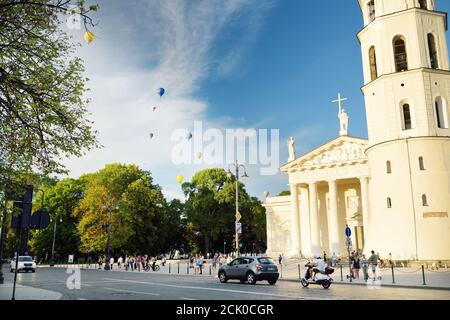 VILNIUS, LITAUEN - 14. JULI 2020: Der Domplatz, Hauptplatz der Altstadt von Vilnius, ein zentraler Ort`s öffentlichen Lebens der Stadt, Vilnius, Litauisch Stockfoto